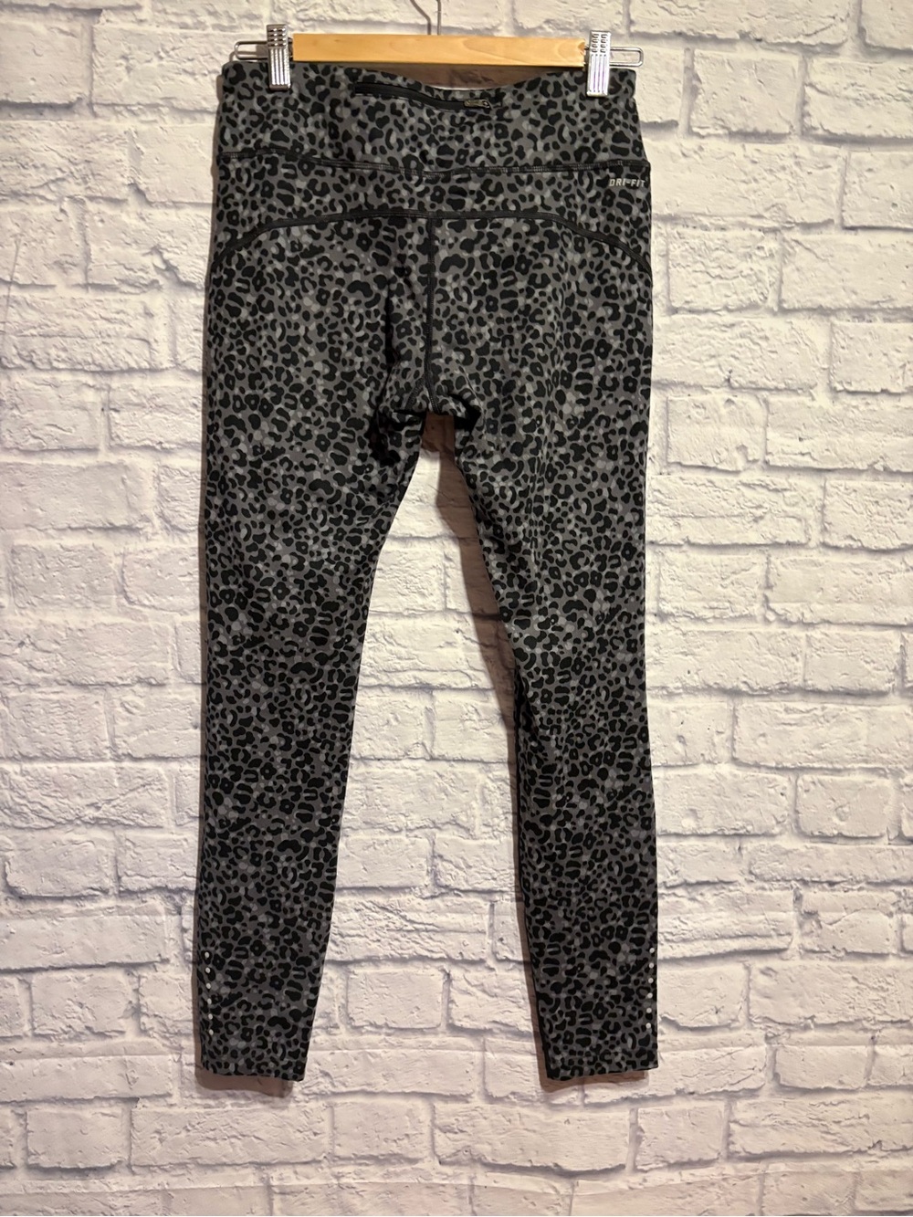 Nike Black & Charcoal Leopard-Print High-Rise Leggings Medium - Picture 8 of 9